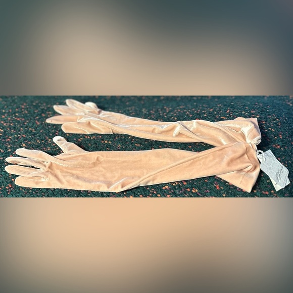 ‼️RARE‼️🎸Carolina Amato🎸🔥NWT🔥Light Pink Crushed Velvet Gloves (re: Free People) - Picture 8 of 13